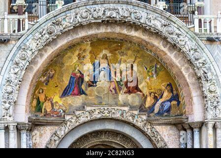 Markusdom oder San Marco`s, Venedig, Italien. Es ist das Wahrzeichen Venedigs. Schönes christliches Mosaik Portal mit Bild von Christus. Detail o Stockfoto